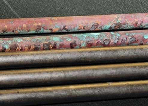 The corroded copper tube produces patina on the surface
