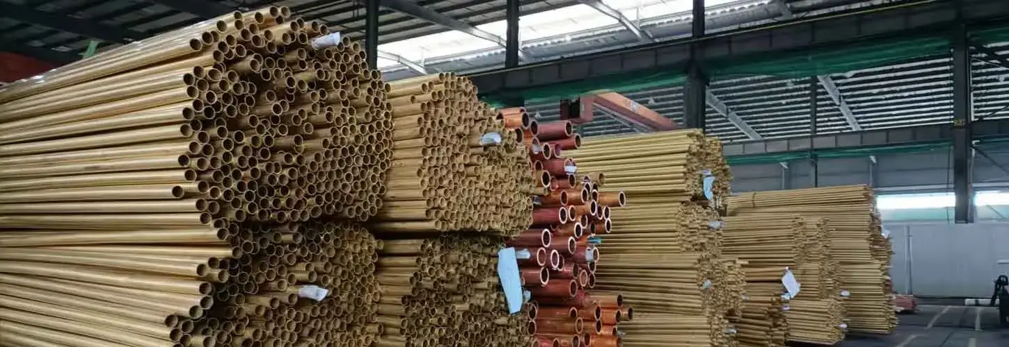 Tubo de latón en almacén